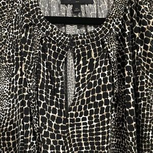 ❤️2 for $15❤️ BR ANIMAL PRINT KEYHOLE BLOUSE